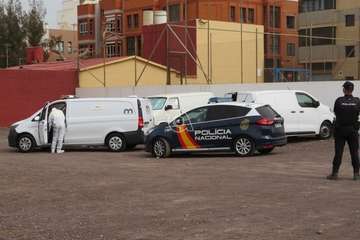 Aparece el cuerpo sin vida de un hombre en una furgoneta en un solar de Clavellinas (Foto TA)